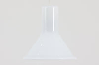 北欧より買い付けた、Holmgaard社製ビンテージランプです。照明部分はデンマークを代表する照明メーカーFog & morup社によって作成されています。Holmgaard社のペンダントライトの中でも人気の「P&T PENDEL」シリーズで内と外側の2層の色味が特徴的です。消灯&点灯時にそれぞれ違った表情を見せてくれる素敵なデザインです。