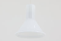 北欧より買い付けた、Holmgaard社製ビンテージランプです。照明部分はデンマークを代表する照明メーカーFog & morup社によって作成されています。Holmgaard社のペンダントライトの中でも人気の「P&T PENDEL」シリーズで内と外側の2層の色味が特徴的です。消灯&点灯時にそれぞれ違った表情を見せてくれる素敵なデザインです。