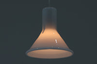 北欧より買い付けた、Holmgaard社製ビンテージランプです。照明部分はデンマークを代表する照明メーカーFog & morup社によって作成されています。Holmgaard社のペンダントライトの中でも人気の「P&T PENDEL」シリーズで内と外側の2層の色味が特徴的です。消灯&点灯時にそれぞれ違った表情を見せてくれる素敵なデザインです。