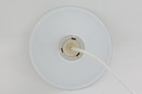 北欧より買い付けた、Holmgaard社製ビンテージランプです。照明部分はデンマークを代表する照明メーカーFog & morup社によって作成されています。Holmgaard社のペンダントライトの中でも人気の「P&T PENDEL」シリーズで内と外側の2層の色味が特徴的です。消灯&点灯時にそれぞれ違った表情を見せてくれる素敵なデザインです。