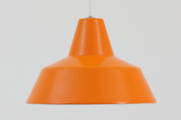 「The work shop lamp」です。Louis Poulsen社の定番ランプ。復刻品はアルミ製ですが、こちらはビンテージ品ならではの琺瑯&エナメルモデル。艶感が魅力的です。