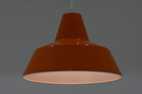 「The work shop lamp」です。Louis Poulsen社の定番ランプ。復刻品はアルミ製ですが、こちらはビンテージ品ならではの琺瑯&エナメルモデル。艶感が魅力的です。