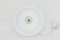 北欧より買い付けた、Holmgaard社製(現Royal Copenhagen)ビンテージランプです。「Kropendel」シリーズです。シリーズ名の「Kropendel」は、「命の源」を意味し、まさにその名の通り、空間に生命力を吹き込むような魅力を持っています。このシリーズは、Holmegaardならではの厚みのある高品質なオパールガラスが使用されており、職人によってひとつひとつ手作業で仕上げられています。光を受けて美しく反射するガラスの質感と、シンプルでありながら存在感のあるデザインが、どんな空間にも調和します。