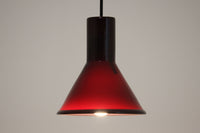 北欧より買い付けた、Holmgaard社製ビンテージランプです。照明部分はデンマークを代表する照明メーカーFog & morup社によって作成されています。Holmgaard社のペンダントライトの中でも人気の「P&T PENDEL」シリーズで内と外側の2層の色味が特徴的です。消灯&点灯時にそれぞれ違った表情を見せてくれる素敵なデザインです。