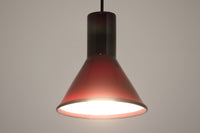 北欧より買い付けた、Holmgaard社製ビンテージランプです。照明部分はデンマークを代表する照明メーカーFog & morup社によって作成されています。Holmgaard社のペンダントライトの中でも人気の「P&T PENDEL」シリーズで内と外側の2層の色味が特徴的です。消灯&点灯時にそれぞれ違った表情を見せてくれる素敵なデザインです。