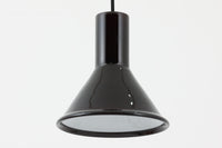 北欧より買い付けた、Holmgaard社製ビンテージランプです。照明部分はデンマークを代表する照明メーカーFog & morup社によって作成されています。Holmgaard社のペンダントライトの中でも人気の「P&T PENDEL」シリーズで内と外側の2層の色味が特徴的です。消灯&点灯時にそれぞれ違った表情を見せてくれる素敵なデザインです。