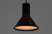 北欧より買い付けた、Holmgaard社製ビンテージランプです。照明部分はデンマークを代表する照明メーカーFog & morup社によって作成されています。Holmgaard社のペンダントライトの中でも人気の「P&T PENDEL」シリーズで内と外側の2層の色味が特徴的です。消灯&点灯時にそれぞれ違った表情を見せてくれる素敵なデザインです。