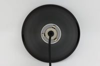 北欧より買い付けた、Holmgaard社製ビンテージランプです。照明部分はデンマークを代表する照明メーカーFog & morup社によって作成されています。Holmgaard社のペンダントライトの中でも人気の「P&T PENDEL」シリーズで内と外側の2層の色味が特徴的です。消灯&点灯時にそれぞれ違った表情を見せてくれる素敵なデザインです。