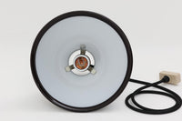 北欧より買い付けた、Holmgaard社製ビンテージランプです。照明部分はデンマークを代表する照明メーカーFog & morup社によって作成されています。Holmgaard社のペンダントライトの中でも人気の「P&T PENDEL」シリーズで内と外側の2層の色味が特徴的です。消灯&点灯時にそれぞれ違った表情を見せてくれる素敵なデザインです。