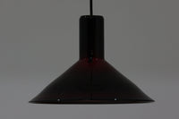 北欧より買い付けた、Holmgaard社製ビンテージランプです。照明部分はデンマークを代表する照明メーカーFog & morup社によって作成されています。Holmgaard社のペンダントライトの中でも人気の「P&T PENDEL」シリーズで内と外側の2層の色味が特徴的です。消灯&点灯時にそれぞれ違った表情を見せてくれる素敵なデザインです。