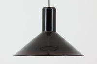 北欧より買い付けた、Holmgaard社製ビンテージランプです。照明部分はデンマークを代表する照明メーカーFog & morup社によって作成されています。Holmgaard社のペンダントライトの中でも人気の「P&T PENDEL」シリーズで内と外側の2層の色味が特徴的です。消灯&点灯時にそれぞれ違った表情を見せてくれる素敵なデザインです。