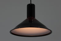 北欧より買い付けた、Holmgaard社製ビンテージランプです。照明部分はデンマークを代表する照明メーカーFog & morup社によって作成されています。Holmgaard社のペンダントライトの中でも人気の「P&T PENDEL」シリーズで内と外側の2層の色味が特徴的です。消灯&点灯時にそれぞれ違った表情を見せてくれる素敵なデザインです。