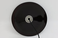 北欧より買い付けた、Holmgaard社製ビンテージランプです。照明部分はデンマークを代表する照明メーカーFog & morup社によって作成されています。Holmgaard社のペンダントライトの中でも人気の「P&T PENDEL」シリーズで内と外側の2層の色味が特徴的です。消灯&点灯時にそれぞれ違った表情を見せてくれる素敵なデザインです。