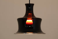 北欧で買い付けたHolmgaard(現Royal Copenhagen)社製のビンテージランプです。照明部分は、デンマークを代表する照明メーカーであるFog & morup社によって製造されました。1979年に発表された「Sonate」シリーズの一つで、通常はブラックですが、点灯時には深いパープルに変化し、当時のカタログでは「茄子色」として紹介されています。