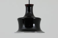 北欧で買い付けたHolmgaard(現Royal Copenhagen)社製のビンテージランプです。照明部分は、デンマークを代表する照明メーカーであるFog & morup社によって製造されました。1979年に発表された「Sonate」シリーズの一つで、通常はブラックですが、点灯時には深いパープルに変化し、当時のカタログでは「茄子色」として紹介されています。