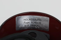 北欧で買い付けたHolmgaard(現Royal Copenhagen)社製のビンテージランプです。照明部分は、デンマークを代表する照明メーカーであるFog & morup社によって製造されました。1979年に発表された「Sonate」シリーズの一つで、通常はブラックですが、点灯時には深いパープルに変化し、当時のカタログでは「茄子色」として紹介されています。