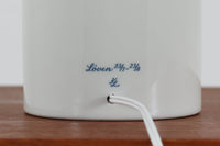 1960年代から1970年代にかけて、Royal CopenhagenとFog & morupが共同で製造したテーブルランプです。このランプは、Royal Copenhagen社のセラミック製のベースに、Kai Langeがデザインした星座が描かれています。こちらは獅子座がテーマとなっており、ロゴより1975年から1979年の間に製造されたと推測されます。