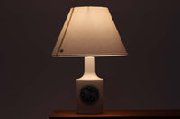 1960年代から1970年代にかけて、Royal CopenhagenとFog & morupが共同で製造したテーブルランプです。このランプは、Royal Copenhagen社のセラミック製のベースに、Kai Langeがデザインした星座が描かれています。こちらは獅子座がテーマとなっており、ロゴより1975年から1979年の間に製造されたと推測されます。