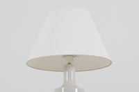 1960年代から1970年代にかけて、Royal CopenhagenとFog & morupが共同で製造したテーブルランプです。このランプは、Royal Copenhagen社のセラミック製のベースに、Kai Langeがデザインした星座が描かれています。こちらは獅子座がテーマとなっており、ロゴより1975年から1979年の間に製造されたと推測されます。