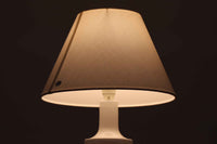 1960年代から1970年代にかけて、Royal CopenhagenとFog & morupが共同で製造したテーブルランプです。このランプは、Royal Copenhagen社のセラミック製のベースに、Kai Langeがデザインした星座が描かれています。こちらは獅子座がテーマとなっており、ロゴより1975年から1979年の間に製造されたと推測されます。