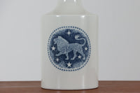 1960年代から1970年代にかけて、Royal CopenhagenとFog & morupが共同で製造したテーブルランプです。このランプは、Royal Copenhagen社のセラミック製のベースに、Kai Langeがデザインした星座が描かれています。こちらは獅子座がテーマとなっており、ロゴより1975年から1979年の間に製造されたと推測されます。