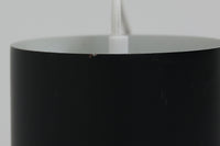 北欧より買い付けたペンダントランプです。シンプルな筒状の形状でお部屋を問わずご使用いただけます。Eila & John meilingデザインによる物です。