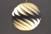 Louis Weisdorfによってデザインされた「Turbo」です。現在、GUBI社によって復刻されていますが、こちらはLyfa社製造のオリジナルモデルとなります。重なり合うアルミから漏れ出す光は、柔らかく温かみのある印象を与えてくれます。また、日本の和紙をモデルにデザインされたと言われており、日本の家屋にもよく調和するデザインです。