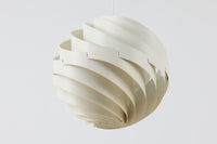 Louis Weisdorfによってデザインされた「Turbo」です。現在、GUBI社によって復刻されていますが、こちらはLyfa社製造のオリジナルモデルとなります。重なり合うアルミから漏れ出す光は、柔らかく温かみのある印象を与えてくれます。また、日本の和紙をモデルにデザインされたと言われており、日本の家屋にもよく調和するデザインです。