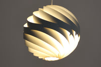 Louis Weisdorfによってデザインされた「Turbo」です。現在、GUBI社によって復刻されていますが、こちらはLyfa社製造のオリジナルモデルとなります。重なり合うアルミから漏れ出す光は、柔らかく温かみのある印象を与えてくれます。また、日本の和紙をモデルにデザインされたと言われており、日本の家屋にもよく調和するデザインです。