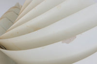 Louis Weisdorfによってデザインされた「Turbo」です。現在、GUBI社によって復刻されていますが、こちらはLyfa社製造のオリジナルモデルとなります。重なり合うアルミから漏れ出す光は、柔らかく温かみのある印象を与えてくれます。また、日本の和紙をモデルにデザインされたと言われており、日本の家屋にもよく調和するデザインです。