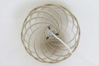 Louis Weisdorfによってデザインされた「Turbo」です。現在、GUBI社によって復刻されていますが、こちらはLyfa社製造のオリジナルモデルとなります。重なり合うアルミから漏れ出す光は、柔らかく温かみのある印象を与えてくれます。また、日本の和紙をモデルにデザインされたと言われており、日本の家屋にもよく調和するデザインです。