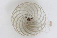 Louis Weisdorfによってデザインされた「Turbo」です。現在、GUBI社によって復刻されていますが、こちらはLyfa社製造のオリジナルモデルとなります。重なり合うアルミから漏れ出す光は、柔らかく温かみのある印象を与えてくれます。また、日本の和紙をモデルにデザインされたと言われており、日本の家屋にもよく調和するデザインです。