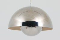 "ヴェルナー・パントン"によってデザインされた、「FlowerPot」ペンダントライトです。希少なクロームカラーで、現地でもかなり少なくなっています。