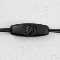 Aage PetersenによるデザインでLe Klint社から発表されたフロアランプModel 339です。真鍮をふんだんに使用したスタンドは高さ132~178cmまで調整可能で、空間や用途に合わせて最適な明かりを提供します。すっきりとした円形ベースと、ハンドメイドのプリーツシェードが北欧デザインらしい上質な雰囲気を演出。真鍮ならではの高級感に加え、経年による自然な風合いが味わいを増し、ビンテージらしい魅力を存分に堪能できます。リビングや書斎の読書灯としてはもちろん、間接照明としても活躍する存在感ある一品です。