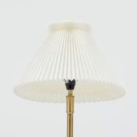 Aage PetersenによるデザインでLe Klint社から発表されたフロアランプModel 339です。真鍮をふんだんに使用したスタンドは高さ132~178cmまで調整可能で、空間や用途に合わせて最適な明かりを提供します。すっきりとした円形ベースと、ハンドメイドのプリーツシェードが北欧デザインらしい上質な雰囲気を演出。真鍮ならではの高級感に加え、経年による自然な風合いが味わいを増し、ビンテージらしい魅力を存分に堪能できます。リビングや書斎の読書灯としてはもちろん、間接照明としても活躍する存在感ある一品です。