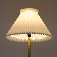 Aage PetersenによるデザインでLe Klint社から発表されたフロアランプModel 339です。真鍮をふんだんに使用したスタンドは高さ132~178cmまで調整可能で、空間や用途に合わせて最適な明かりを提供します。すっきりとした円形ベースと、ハンドメイドのプリーツシェードが北欧デザインらしい上質な雰囲気を演出。真鍮ならではの高級感に加え、経年による自然な風合いが味わいを増し、ビンテージらしい魅力を存分に堪能できます。リビングや書斎の読書灯としてはもちろん、間接照明としても活躍する存在感ある一品です。