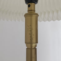 Aage PetersenによるデザインでLe Klint社から発表されたフロアランプModel 339です。真鍮をふんだんに使用したスタンドは高さ132~178cmまで調整可能で、空間や用途に合わせて最適な明かりを提供します。すっきりとした円形ベースと、ハンドメイドのプリーツシェードが北欧デザインらしい上質な雰囲気を演出。真鍮ならではの高級感に加え、経年による自然な風合いが味わいを増し、ビンテージらしい魅力を存分に堪能できます。リビングや書斎の読書灯としてはもちろん、間接照明としても活躍する存在感ある一品です。