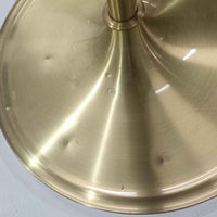 Aage PetersenによるデザインでLe Klint社から発表されたフロアランプModel 339です。真鍮をふんだんに使用したスタンドは高さ132~178cmまで調整可能で、空間や用途に合わせて最適な明かりを提供します。すっきりとした円形ベースと、ハンドメイドのプリーツシェードが北欧デザインらしい上質な雰囲気を演出。真鍮ならではの高級感に加え、経年による自然な風合いが味わいを増し、ビンテージらしい魅力を存分に堪能できます。リビングや書斎の読書灯としてはもちろん、間接照明としても活躍する存在感ある一品です。