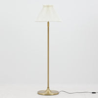 Aage PetersenによるデザインでLe Klint社から発表されたフロアランプModel 339です。真鍮をふんだんに使用したスタンドは高さ132~178cmまで調整可能で、空間や用途に合わせて最適な明かりを提供します。すっきりとした円形ベースと、ハンドメイドのプリーツシェードが北欧デザインらしい上質な雰囲気を演出。真鍮ならではの高級感に加え、経年による自然な風合いが味わいを増し、ビンテージらしい魅力を存分に堪能できます。リビングや書斎の読書灯としてはもちろん、間接照明としても活躍する存在感ある一品です。