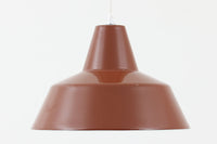 「The work shop lamp」です。Louis Poulsen社の定番ランプ。復刻品はアルミ製ですが、こちらはビンテージ品ならではの琺瑯&エナメルモデル。艶感が魅力的です。