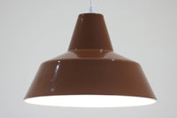 「The work shop lamp」です。Louis Poulsen社の定番ランプ。復刻品はアルミ製ですが、こちらはビンテージ品ならではの琺瑯&エナメルモデル。艶感が魅力的です。