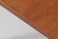 こちらはスウェーデンで買い付けたエクステンションダイニングテーブルです。天板は、珍しいラウンドスクエアの形状を採用しており、柔らかな印象と洗練されたデザインが魅力です。脚部は左右に開く構造で安定感があり、幕板は中央部分に向かってカットされているため、椅子の出し入れや座り心地にも配慮されています。また、来客時には付属の拡張板を使用することで、天板を簡単に広げられ、大人数での食事にも対応可能です。使い手の利便性を追求した設計が光る一品です。素材には、良質なチーク材とオーク材を使用しており、木目の美しさや温かみを感じられます。北欧家具ならではの高いデザイン性と実用性を兼ね備えたダイニングテーブルをぜひお楽しみください。