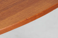 こちらはスウェーデンで買い付けたエクステンションダイニングテーブルです。天板は、珍しいラウンドスクエアの形状を採用しており、柔らかな印象と洗練されたデザインが魅力です。脚部は左右に開く構造で安定感があり、幕板は中央部分に向かってカットされているため、椅子の出し入れや座り心地にも配慮されています。また、来客時には付属の拡張板を使用することで、天板を簡単に広げられ、大人数での食事にも対応可能です。使い手の利便性を追求した設計が光る一品です。素材には、良質なチーク材とオーク材を使用しており、木目の美しさや温かみを感じられます。北欧家具ならではの高いデザイン性と実用性を兼ね備えたダイニングテーブルをぜひお楽しみください。