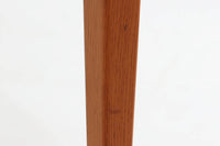 こちらはスウェーデンで買い付けたエクステンションダイニングテーブルです。天板は、珍しいラウンドスクエアの形状を採用しており、柔らかな印象と洗練されたデザインが魅力です。脚部は左右に開く構造で安定感があり、幕板は中央部分に向かってカットされているため、椅子の出し入れや座り心地にも配慮されています。また、来客時には付属の拡張板を使用することで、天板を簡単に広げられ、大人数での食事にも対応可能です。使い手の利便性を追求した設計が光る一品です。素材には、良質なチーク材とオーク材を使用しており、木目の美しさや温かみを感じられます。北欧家具ならではの高いデザイン性と実用性を兼ね備えたダイニングテーブルをぜひお楽しみください。