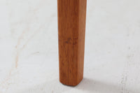 こちらはスウェーデンで買い付けたエクステンションダイニングテーブルです。天板は、珍しいラウンドスクエアの形状を採用しており、柔らかな印象と洗練されたデザインが魅力です。脚部は左右に開く構造で安定感があり、幕板は中央部分に向かってカットされているため、椅子の出し入れや座り心地にも配慮されています。また、来客時には付属の拡張板を使用することで、天板を簡単に広げられ、大人数での食事にも対応可能です。使い手の利便性を追求した設計が光る一品です。素材には、良質なチーク材とオーク材を使用しており、木目の美しさや温かみを感じられます。北欧家具ならではの高いデザイン性と実用性を兼ね備えたダイニングテーブルをぜひお楽しみください。