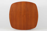 こちらはスウェーデンで買い付けたエクステンションダイニングテーブルです。天板は、珍しいラウンドスクエアの形状を採用しており、柔らかな印象と洗練されたデザインが魅力です。脚部は左右に開く構造で安定感があり、幕板は中央部分に向かってカットされているため、椅子の出し入れや座り心地にも配慮されています。また、来客時には付属の拡張板を使用することで、天板を簡単に広げられ、大人数での食事にも対応可能です。使い手の利便性を追求した設計が光る一品です。素材には、良質なチーク材とオーク材を使用しており、木目の美しさや温かみを感じられます。北欧家具ならではの高いデザイン性と実用性を兼ね備えたダイニングテーブルをぜひお楽しみください。