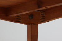 こちらはスウェーデンで買い付けたエクステンションダイニングテーブルです。天板は、珍しいラウンドスクエアの形状を採用しており、柔らかな印象と洗練されたデザインが魅力です。脚部は左右に開く構造で安定感があり、幕板は中央部分に向かってカットされているため、椅子の出し入れや座り心地にも配慮されています。また、来客時には付属の拡張板を使用することで、天板を簡単に広げられ、大人数での食事にも対応可能です。使い手の利便性を追求した設計が光る一品です。素材には、良質なチーク材とオーク材を使用しており、木目の美しさや温かみを感じられます。北欧家具ならではの高いデザイン性と実用性を兼ね備えたダイニングテーブルをぜひお楽しみください。