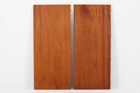 こちらはスウェーデンで買い付けたエクステンションダイニングテーブルです。天板は、珍しいラウンドスクエアの形状を採用しており、柔らかな印象と洗練されたデザインが魅力です。脚部は左右に開く構造で安定感があり、幕板は中央部分に向かってカットされているため、椅子の出し入れや座り心地にも配慮されています。また、来客時には付属の拡張板を使用することで、天板を簡単に広げられ、大人数での食事にも対応可能です。使い手の利便性を追求した設計が光る一品です。素材には、良質なチーク材とオーク材を使用しており、木目の美しさや温かみを感じられます。北欧家具ならではの高いデザイン性と実用性を兼ね備えたダイニングテーブルをぜひお楽しみください。