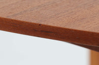 こちらはスウェーデンで買い付けたエクステンションダイニングテーブルです。天板は、珍しいラウンドスクエアの形状を採用しており、柔らかな印象と洗練されたデザインが魅力です。脚部は左右に開く構造で安定感があり、幕板は中央部分に向かってカットされているため、椅子の出し入れや座り心地にも配慮されています。また、来客時には付属の拡張板を使用することで、天板を簡単に広げられ、大人数での食事にも対応可能です。使い手の利便性を追求した設計が光る一品です。素材には、良質なチーク材とオーク材を使用しており、木目の美しさや温かみを感じられます。北欧家具ならではの高いデザイン性と実用性を兼ね備えたダイニングテーブルをぜひお楽しみください。