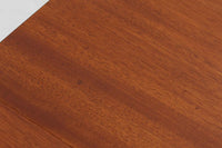 こちらはスウェーデンで買い付けたエクステンションダイニングテーブルです。天板は、珍しいラウンドスクエアの形状を採用しており、柔らかな印象と洗練されたデザインが魅力です。脚部は左右に開く構造で安定感があり、幕板は中央部分に向かってカットされているため、椅子の出し入れや座り心地にも配慮されています。また、来客時には付属の拡張板を使用することで、天板を簡単に広げられ、大人数での食事にも対応可能です。使い手の利便性を追求した設計が光る一品です。素材には、良質なチーク材とオーク材を使用しており、木目の美しさや温かみを感じられます。北欧家具ならではの高いデザイン性と実用性を兼ね備えたダイニングテーブルをぜひお楽しみください。